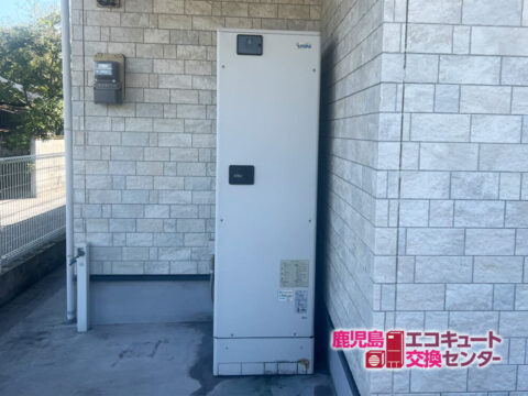 鹿屋市K様邸にて、交換前の機種「電気温水器／ユノカ」から、交換後の新しい機種「エコキュート三菱電機／SRT-W375」へ、取り替え工事1